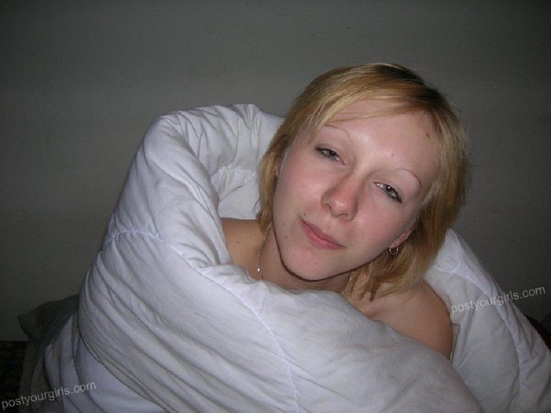 Сексуальная крошка показывает горячее тело лежа в кровати