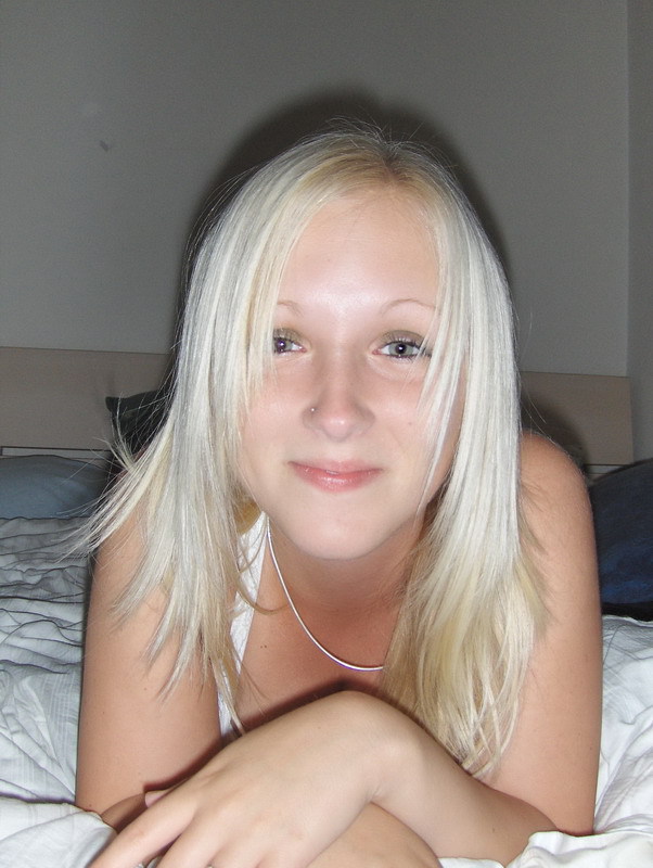 19-летняя модель со свелыми волосами маленько стесняется своей внешности