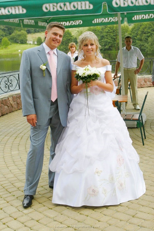 Невеста стащила свадебное платье после свадьбы