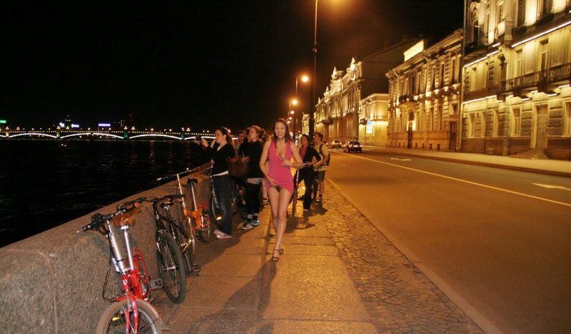 Проститутка блистает мохнатой пиздой у дороги ночного Петербурга