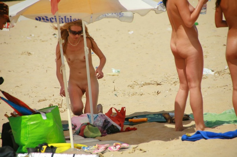 Четыре лесбиянки гуляют по пляжу без купальников
